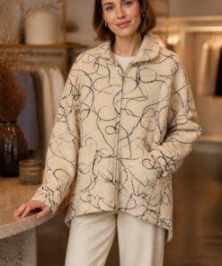 Manteau beige à motifs abstraits noirs