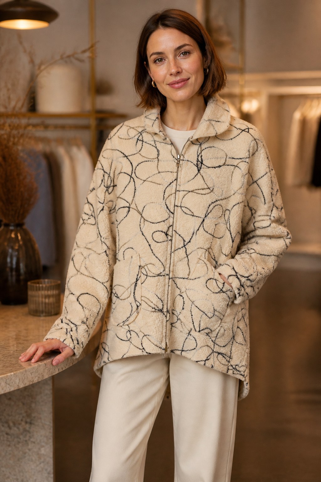 Manteau beige à motifs abstraits noirs